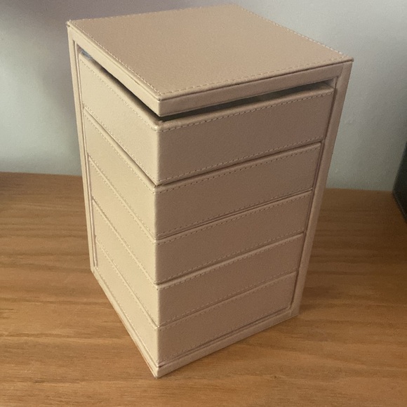 Danier jewelry box organizer. Genuine leather - Picture 2 of 4